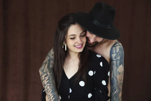 Moda belo casal de chapéu juntos. Hipster menino e menina i — Fotografia de Stock