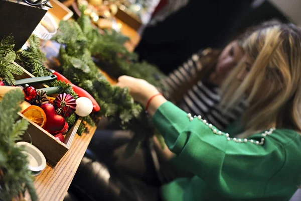 Famille faisant couronne de Noël de branches de sapin, boule de Noël — Photo