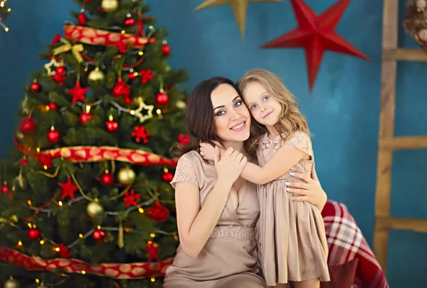 Hermosa madre feliz con su pequeña hija sentada en el ba — Foto de Stock