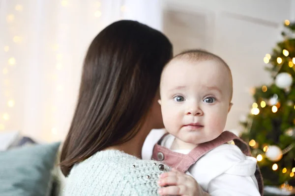 Bela mãe feliz com lher ittle filha em suéter de malha — Fotografia de Stock