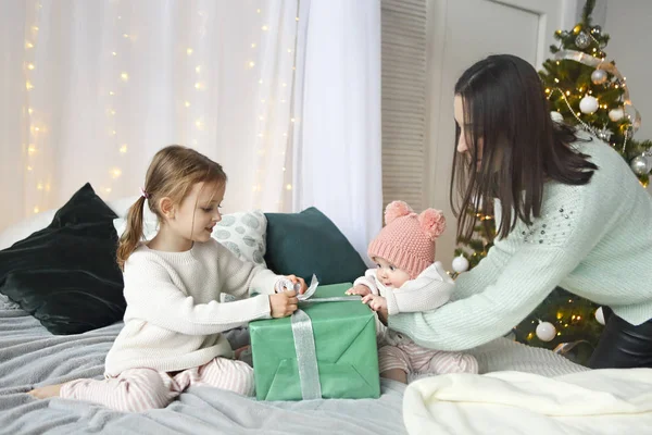 Красива щаслива мати з ледачою дочкою в трикотажному светрі — стокове фото
