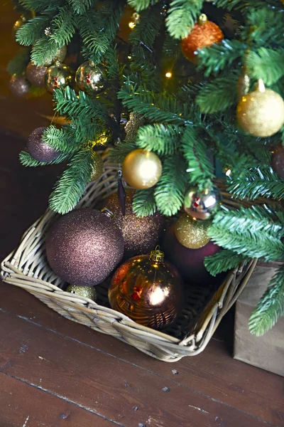 Decoração de Natal sob a árvore de Natal — Fotografia de Stock