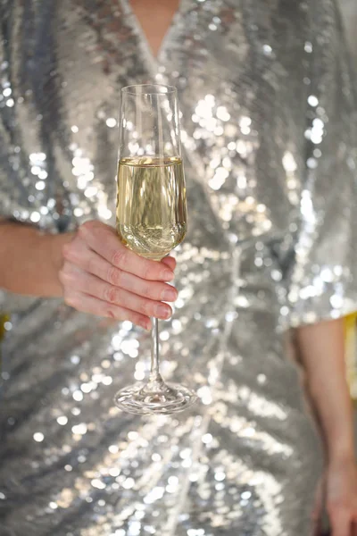 Jonge vrouw het dragen van cocktail jurk met glas Champagne — Stockfoto