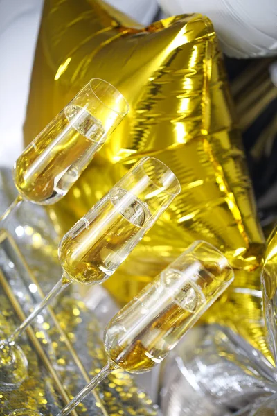 Close up of shiny glasses of champagne over golden and silver ba — Stock Photo, Image