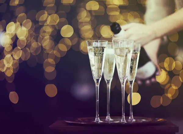 Copos de champanhe no fundo luzes — Fotografia de Stock