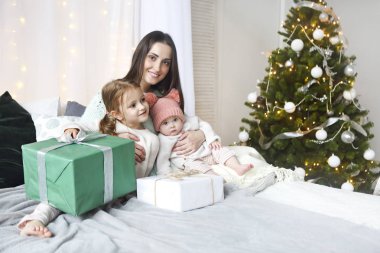 Örgü kazak lher ittle kızı ile güzel mutlu anne 