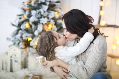 Örgü kazak lher ittle kızı ile güzel mutlu anne 