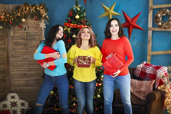 Sorrindo mulher feliz com caixa de presente sobre a sala de estar no Natal — Fotografia de Stock