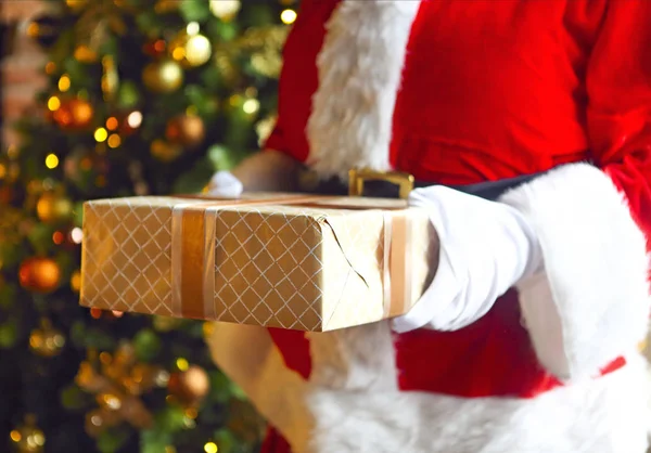 Santa Claus poniendo en secreto cajas de regalo bajo el árbol de Navidad — Foto de Stock