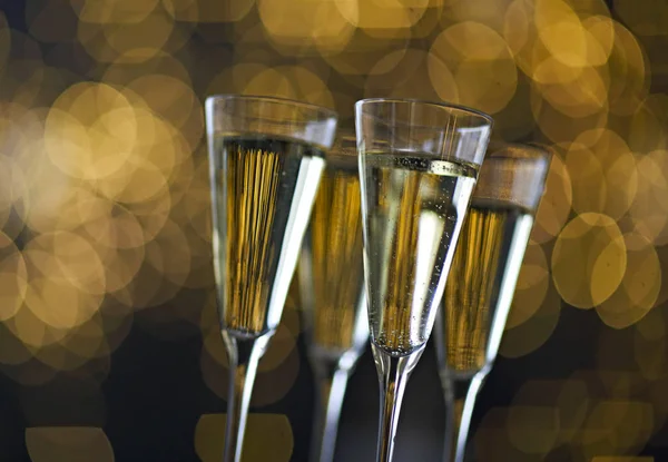 Champagne glazen op verlichting achtergrond. Kerst achtergrond — Stockfoto