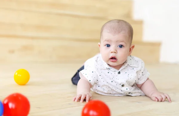 Baby jongen spelen met ballen. Kid in de speelkamer. Peuter Kid met — Stockfoto