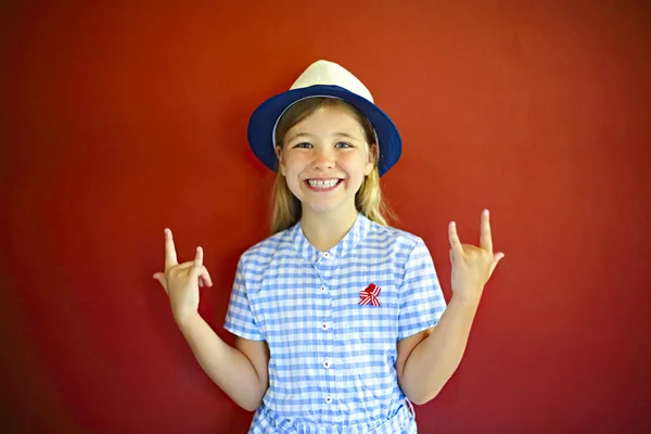 I bambini piuttosto emotivi indossano un cappello su uno sfondo rosso — Foto Stock