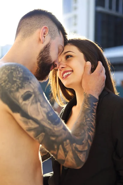 Молодая татуированная стильная влюбленная пара — стоковое фото