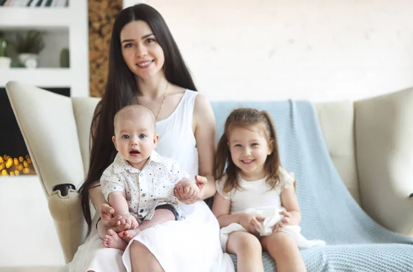 Feliz madre y lindo poco niños pasando tiempo juntos y smi —  Fotos de Stock