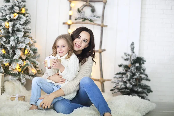 Krásná šťastná matka s líhní dcerou v provázaným svetru — Stock fotografie