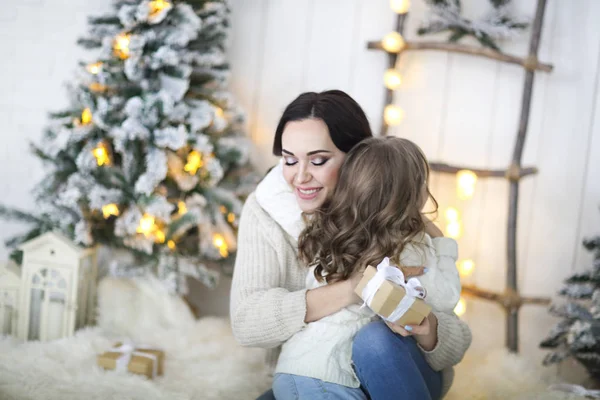 Krásná šťastná matka s líhní dcerou v provázaným svetru — Stock fotografie