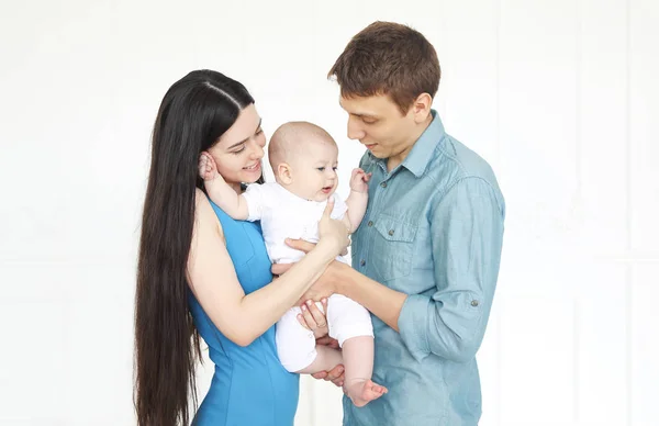 Ung familj med liten son hemma — Stockfoto