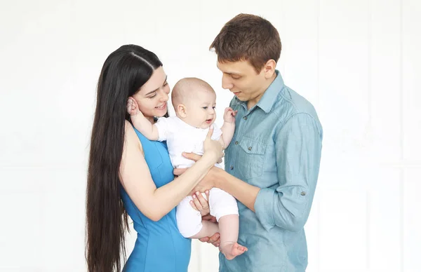 Jonge familie met kleine zoon thuis — Stockfoto