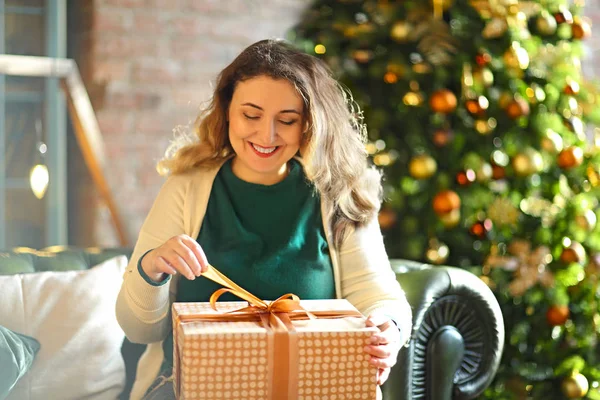 Smiling happy woman with gift box over living room on Christmas — Stock Photo, Image