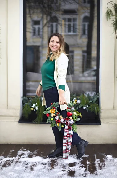 Glückliche Frau mit Weihnachtskranz — Stockfoto