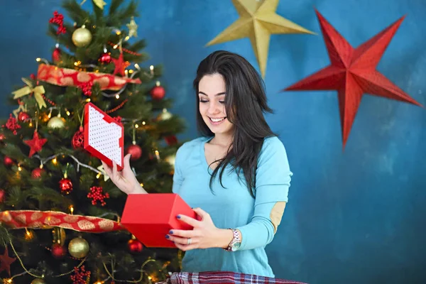 Χαμογελαστή χαρούμενη γυναίκα με κουτί δώρου πάνω από το σαλόνι τα Χριστούγεννα — Φωτογραφία Αρχείου