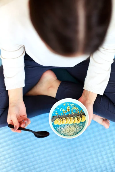 Alto Ángulo Hembra Joven Con Tazón Plato Saludable Sonriendo Mirando —  Fotos de Stock