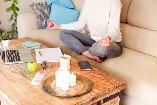 Cortar Jovem Fêmea Desgaste Casual Meditando Pose Lótus Enquanto Sentado — Fotografia de Stock