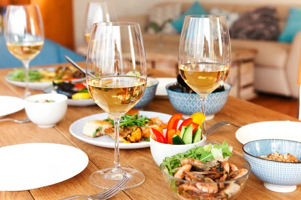 Hoge Hoek Van Houten Tafel Geserveerd Met Diverse Zelfgemaakte Gerechten — Stockfoto