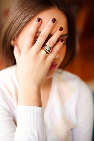 Jovem Fêmea Feliz Com Manicure Borgonha Cobrindo Rosto Enquanto Olhando — Fotografia de Stock