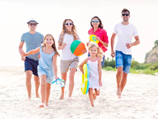 Multiracial Grupp Vänner Med Barn Som Springer Stranden Resor Nöje — Stockfoto