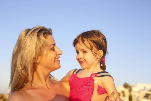 Família Feliz Praia Mãe Abraçando Filha Criança — Fotografia de Stock