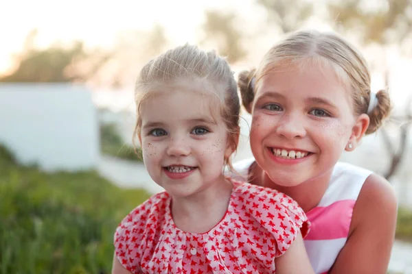 Porträt Der Glücklichen Blondhaarigen Mädchen Schwestern Mit Sommersprossen Gold Lachen — Stockfoto