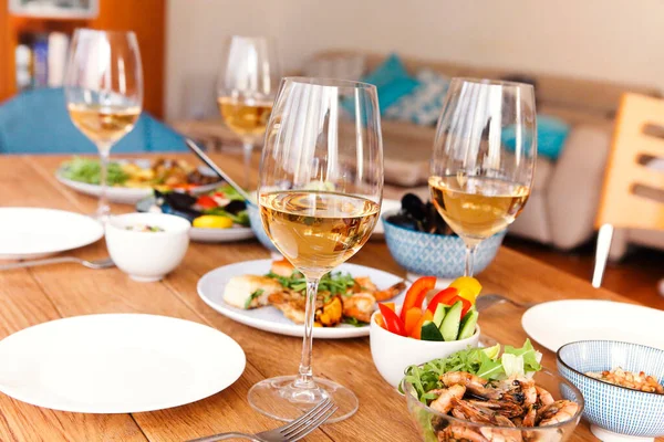 High Angle Wooden Table Served Various Homemade Dishes Glasses Wine — Stock Photo, Image