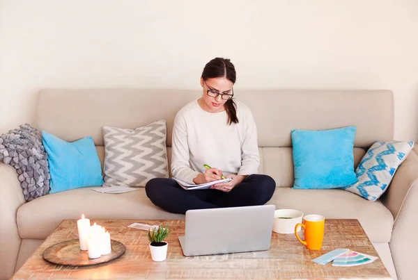 Mujer Feliz Con Ropa Casual Sentada Sofá Teléfono Inteligente Navegación — Foto de Stock