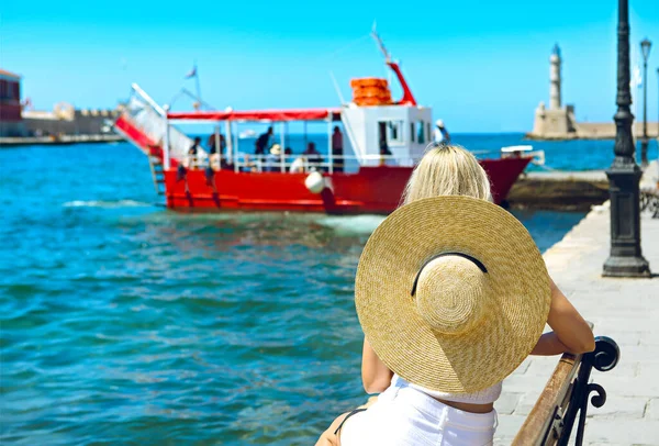 Young Blond Woman Big Hat Enjoying Beautiful Views Port Chania — Stock Photo, Image