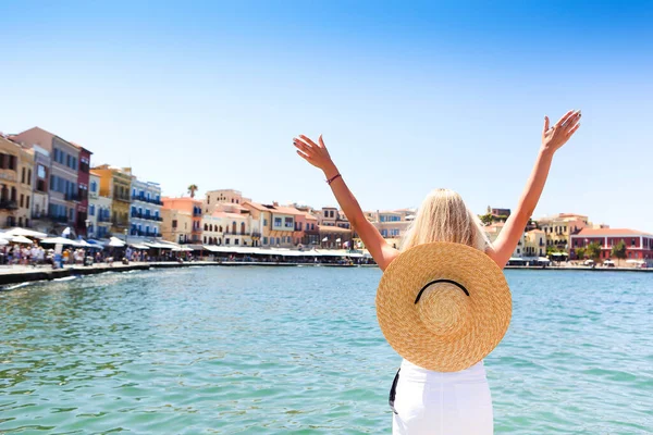 Giovane Donna Bionda Grande Cappello Godendo Della Splendida Vista Sul — Foto Stock