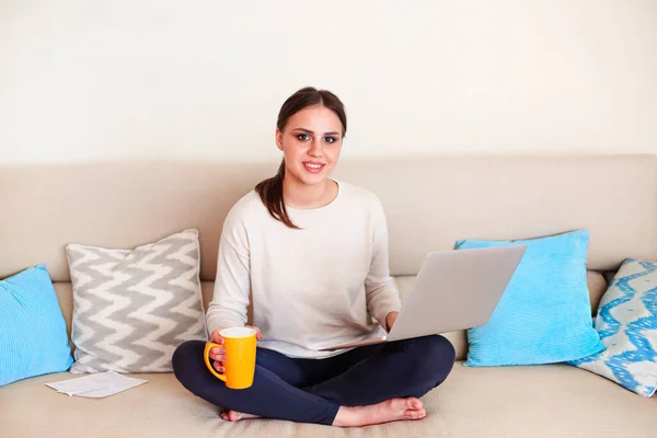 Feliz Joven Freelancer Con Taza Café Amarillo Trabajando Con Ordenador — Foto de Stock