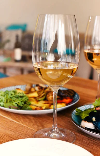 Hög Vinkel Träbord Serveras Med Olika Hemlagade Rätter Och Glas — Stockfoto