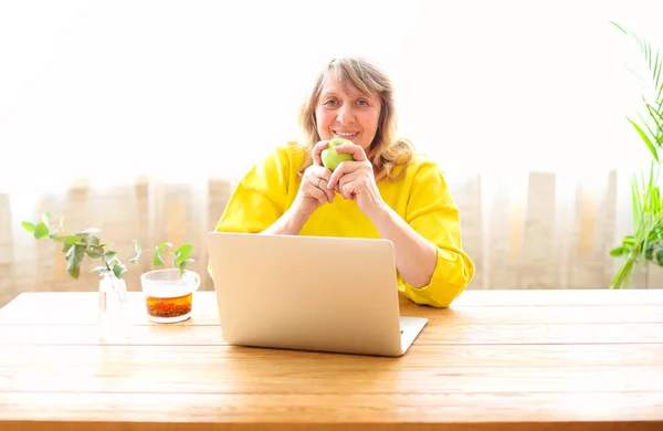 Volwassen Vrouw Met Behulp Van Laptop Thuis — Stockfoto