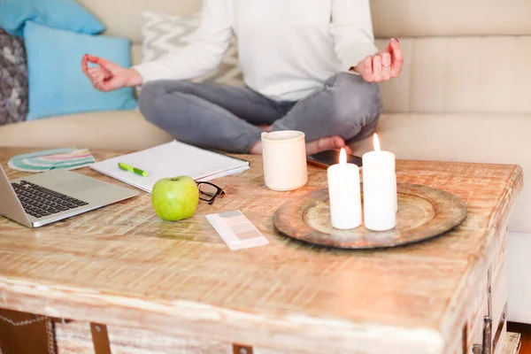 Cortar Jovem Fêmea Desgaste Casual Meditando Pose Lótus Enquanto Sentado — Fotografia de Stock