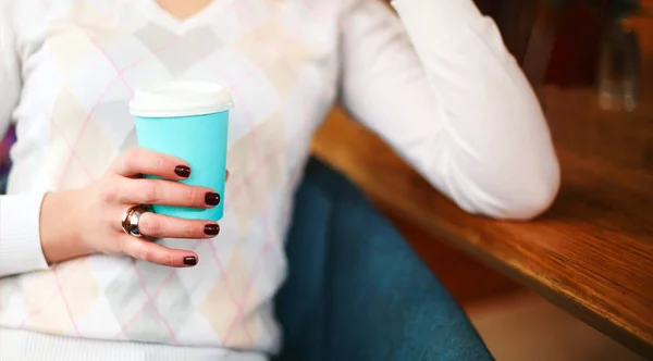 Cosecha Femenina Anónima Suéter Caliente Con Manicura Oscura Sosteniendo Taza — Foto de Stock