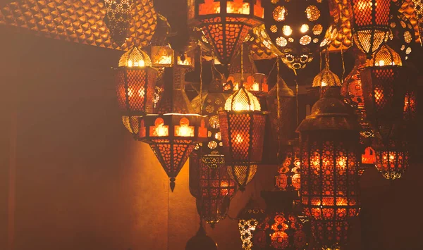 Colección Varias Lámparas Vintage Luminosas Con Decoración Ornamental Oriental Colgando — Foto de Stock