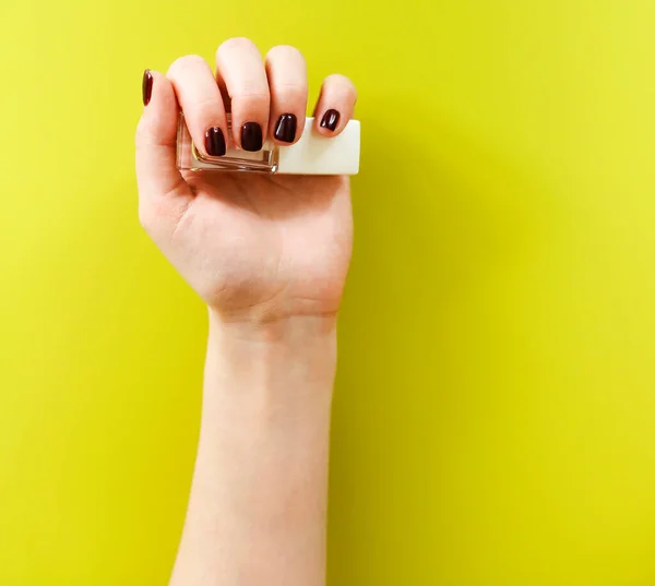 Visão Superior Fêmea Colheita Com Manicure Festivo Brilhante Mantendo Mão — Fotografia de Stock