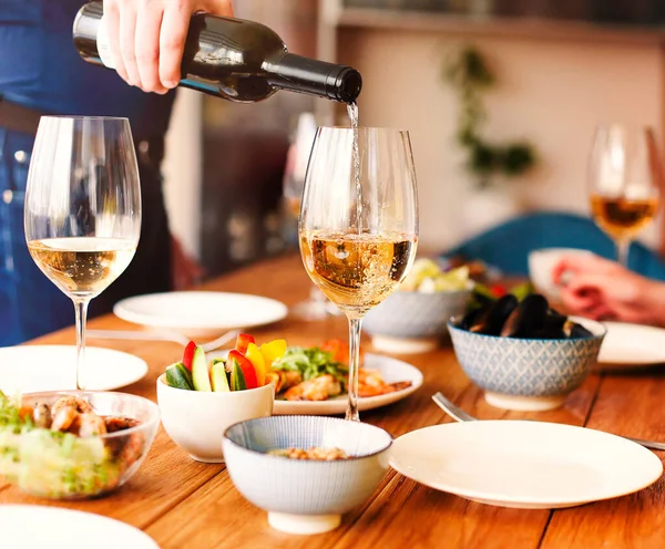 Recadrer Mâle Anonyme Debout Table Avec Divers Plats Verser Vin — Photo