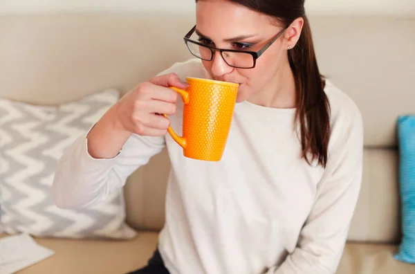 Glad Ung Flicka Frilansare Med Gul Kaffekopp Soffan Hemma — Stockfoto