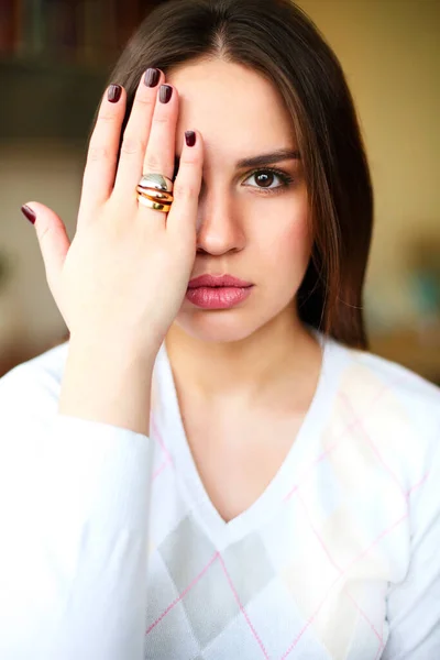 Jovem Fêmea Com Manicure Borgonha Cobrindo Rosto Enquanto Olhando Para — Fotografia de Stock
