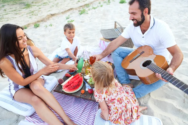 Küçük Çocukları Olan Mutlu Sağlıklı Bir Ailenin Yaz Günü Kumsalda — Stok fotoğraf