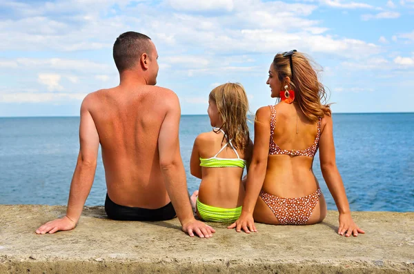 Família Feliz Mãe Pai Filha Sentados Trajes Natação Uma Praia — Fotografia de Stock