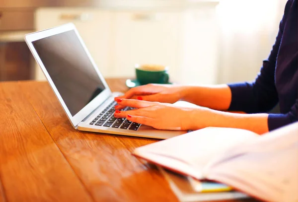 Freelancer Feminino Anônimo Digitando Laptop Enquanto Trabalhava Remotamente Casa Mesa — Fotografia de Stock