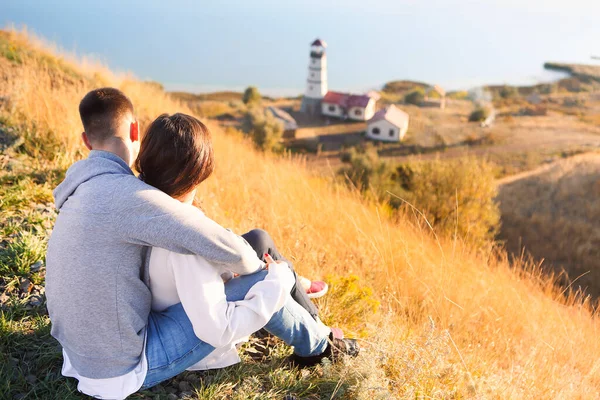 Gün Batımında Deniz Fenerinin Yanında Samimi Kazaklar Giymiş Romantik Bir — Stok fotoğraf